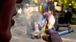 Ciudad de Mendoza: prohíben fumar en plazas, parques y el ingreso de escuelas, las multas son entre $24.000 y $96.000
