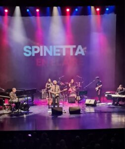 Ella También celebra a Spinetta en Willys Bar