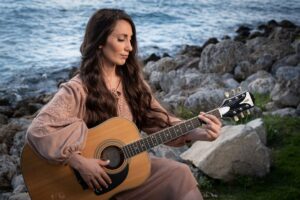 De Mendoza a Miami: Janet Panelo estrena nuevo single