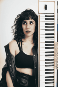 Luna Sujatovich llega a Mendoza con una jornada que une formación y música en vivo