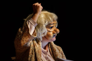 Elsa Querida: la aclamada obra con máscara llega al Teatro Quintanilla